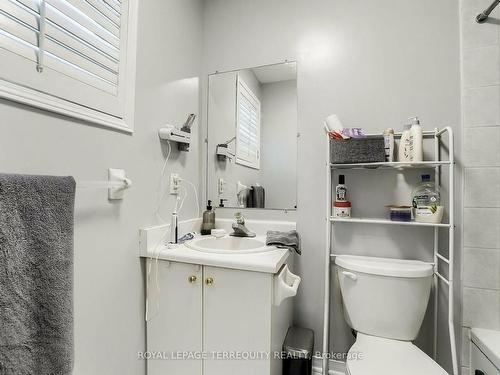 6687 Bansbridge Cres, Mississauga, ON - Indoor Photo Showing Bathroom