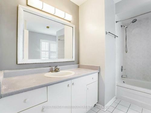 6687 Bansbridge Cres, Mississauga, ON - Indoor Photo Showing Bathroom