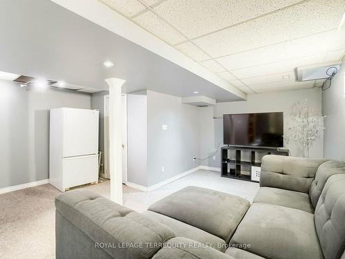 6687 Bansbridge Cres, Mississauga, ON - Indoor Photo Showing Living Room