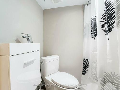 6687 Bansbridge Cres, Mississauga, ON - Indoor Photo Showing Bathroom