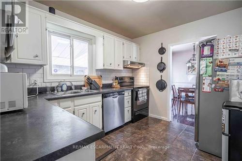 4 Warkdale Drive, St. Catharines, ON - Indoor Photo Showing Kitchen With Double Sink