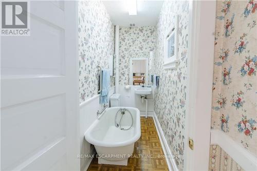 44 East 9Th Street, Hamilton, ON - Indoor Photo Showing Bathroom