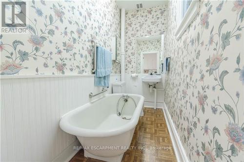 44 East 9Th Street, Hamilton, ON - Indoor Photo Showing Bathroom