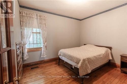 44 East 9Th Street, Hamilton, ON - Indoor Photo Showing Bedroom