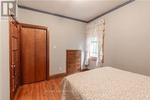 44 East 9Th Street, Hamilton, ON - Indoor Photo Showing Bedroom