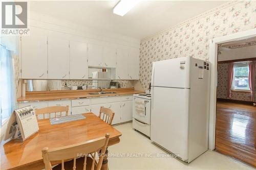44 East 9Th Street, Hamilton, ON - Indoor Photo Showing Kitchen With Double Sink