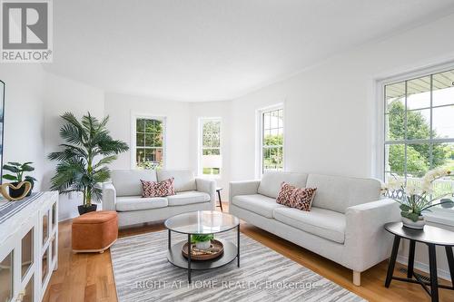 75 Ipswich Place, Whitby, ON - Indoor Photo Showing Living Room