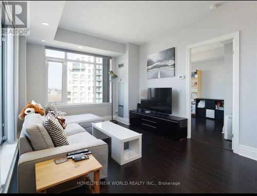 910 - 131 Upper Duke Crescent, Markham, ON - Indoor Photo Showing Living Room