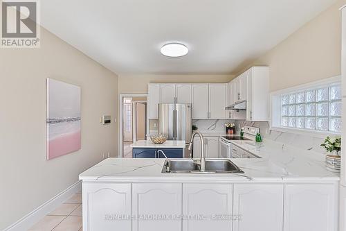 40 Kingmount Crescent, Richmond Hill, ON - Indoor Photo Showing Kitchen With Double Sink