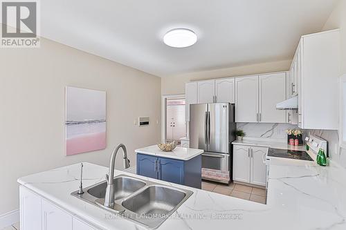 40 Kingmount Crescent, Richmond Hill, ON - Indoor Photo Showing Kitchen With Double Sink