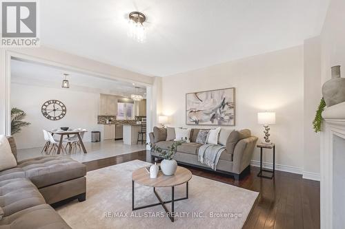 243 John Davis Gate, Whitchurch-Stouffville, ON - Indoor Photo Showing Living Room