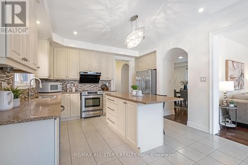 243 John Davis Gate, Whitchurch-Stouffville, ON - Indoor Photo Showing Kitchen With Upgraded Kitchen