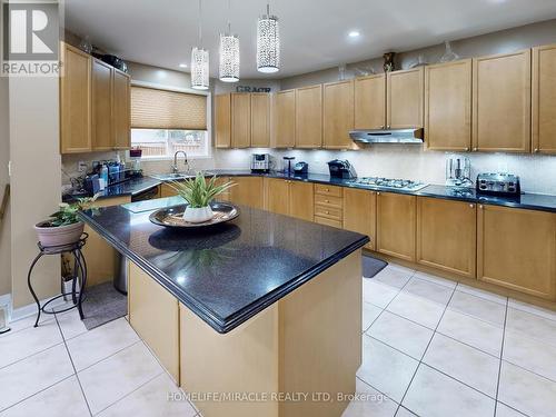 12 Bonavista Drive, Brampton, ON - Indoor Photo Showing Kitchen