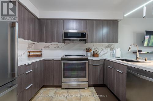 4 Silverbell Court, Brampton, ON - Indoor Photo Showing Kitchen With Upgraded Kitchen