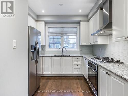 7 Rockbrook Trail, Brampton, ON - Indoor Photo Showing Kitchen With Double Sink With Upgraded Kitchen