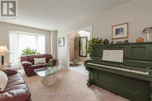 34 Karen Court, Brampton, ON - Indoor Photo Showing Living Room