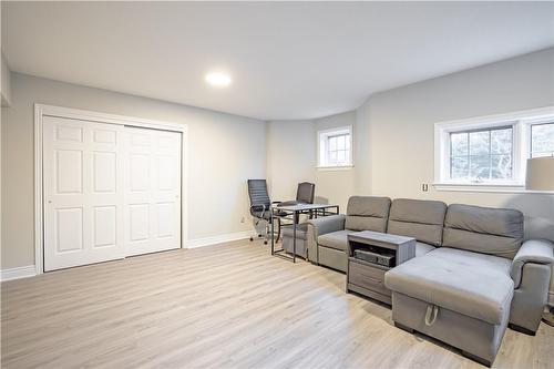 586 Canboro Road, Fenwick, ON - Indoor Photo Showing Living Room