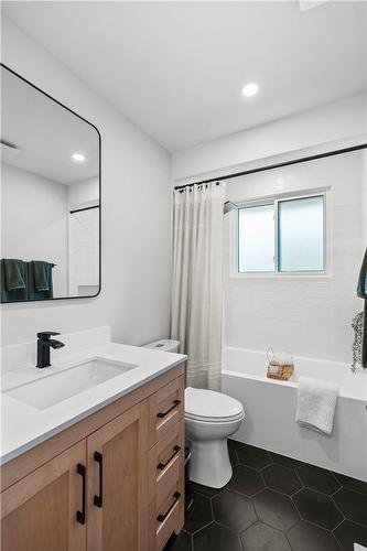 468 Mount Albion Road, Hamilton, ON - Indoor Photo Showing Bathroom