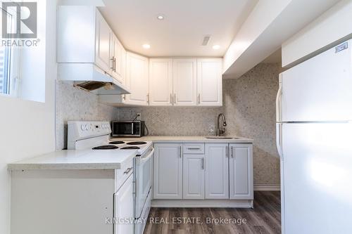 6330 Martel Court, Mississauga, ON - Indoor Photo Showing Kitchen