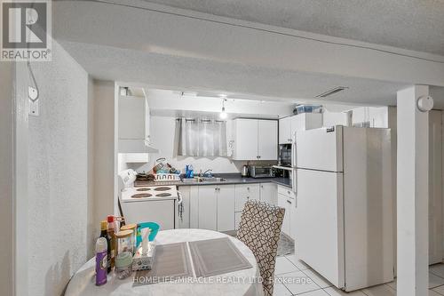 3094 Redbank Crescent, Mississauga, ON - Indoor Photo Showing Kitchen With Double Sink