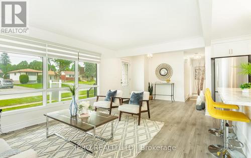 7021 Whitman Avenue, Niagara Falls, ON - Indoor Photo Showing Living Room