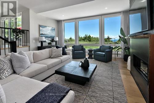 125 Mountain Road, Meaford, ON - Indoor Photo Showing Living Room