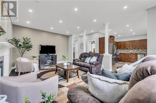 147 Garinger Crescent, Hamilton, ON - Indoor Photo Showing Living Room