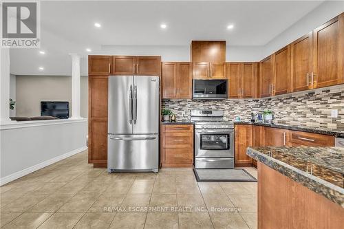147 Garinger Crescent, Hamilton, ON - Indoor Photo Showing Kitchen With Upgraded Kitchen