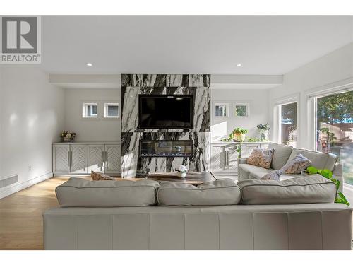 2472 Harmon Road, West Kelowna, BC - Indoor Photo Showing Living Room