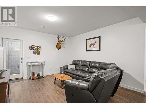2472 Harmon Road, West Kelowna, BC - Indoor Photo Showing Living Room