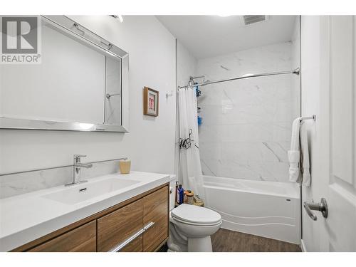 2472 Harmon Road, West Kelowna, BC - Indoor Photo Showing Bathroom