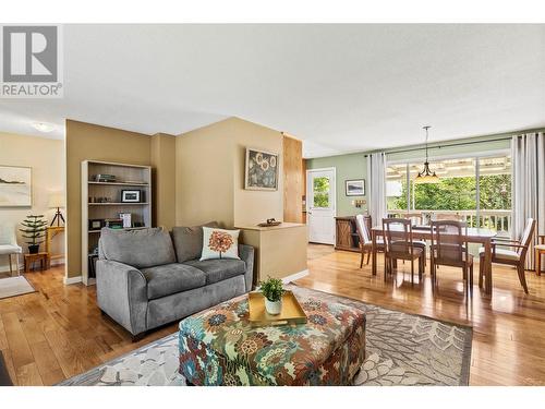 880 28Th Street Se, Salmon Arm, BC - Indoor Photo Showing Living Room