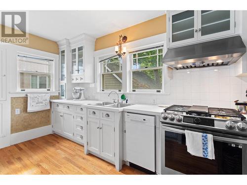 1812 Marshall Street, Kelowna, BC - Indoor Photo Showing Kitchen With Double Sink