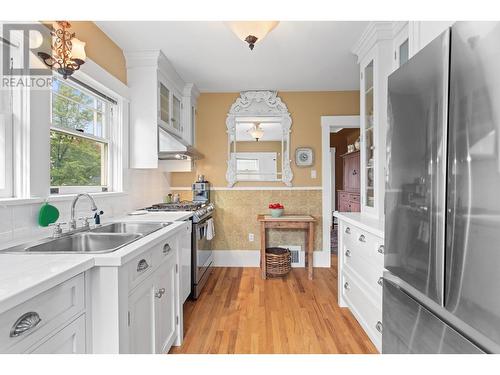 1812 Marshall Street, Kelowna, BC - Indoor Photo Showing Kitchen With Double Sink