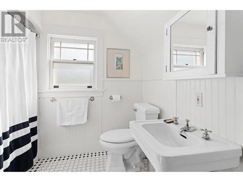 1812 Marshall Street, Kelowna, BC - Indoor Photo Showing Bathroom