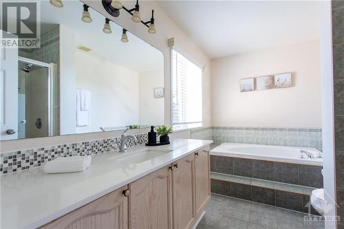 927 Como Crescent, Orleans, ON - Indoor Photo Showing Bathroom