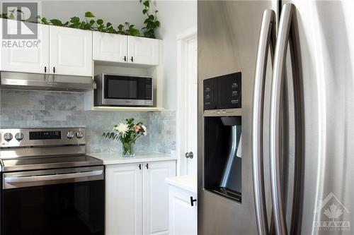 927 Como Crescent, Orleans, ON - Indoor Photo Showing Kitchen With Stainless Steel Kitchen