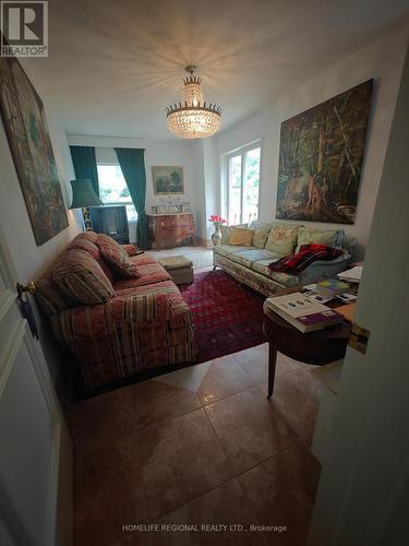 132 Shuter Street, Toronto, ON - Indoor Photo Showing Living Room