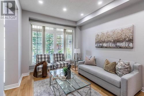 121 Stonechurch Crescent, Markham, ON - Indoor Photo Showing Living Room