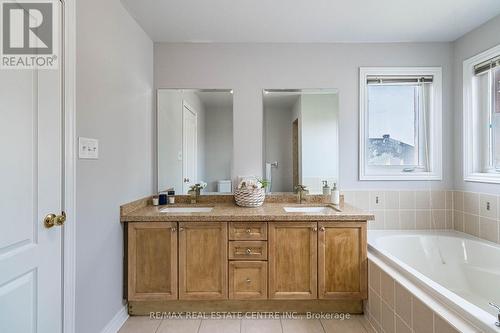 121 Stonechurch Crescent, Markham, ON - Indoor Photo Showing Bathroom