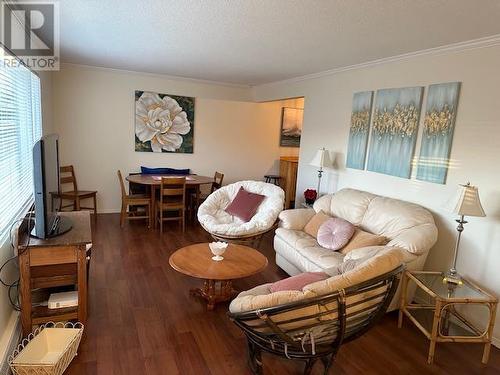 740 Cawston Avenue, Kelowna, BC - Indoor Photo Showing Living Room