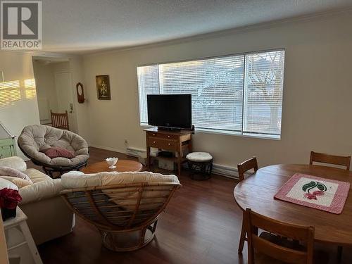 740 Cawston Avenue, Kelowna, BC - Indoor Photo Showing Living Room