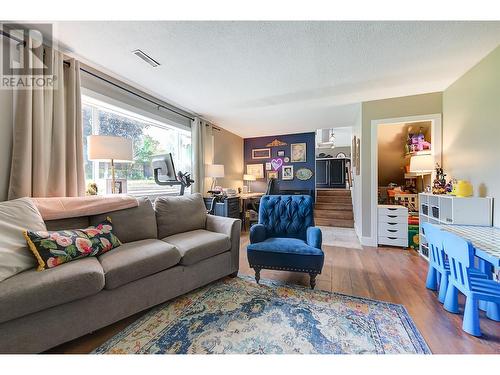 3117 Shannon Place, West Kelowna, BC - Indoor Photo Showing Living Room