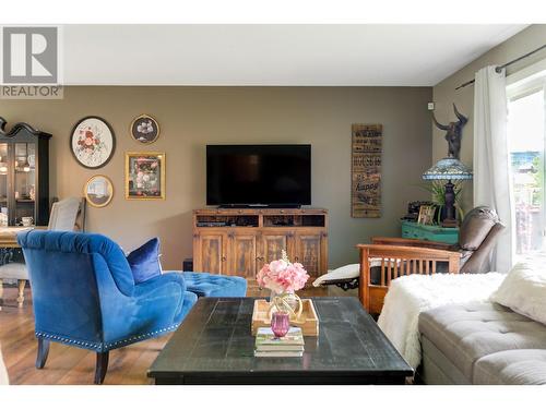 3117 Shannon Place, West Kelowna, BC - Indoor Photo Showing Living Room