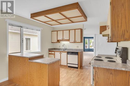 360-1260 Raymer Alder Avenue, Kelowna, BC - Indoor Photo Showing Kitchen