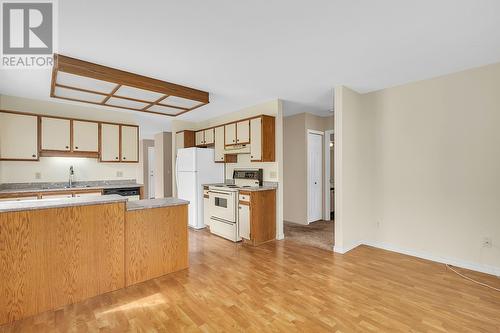 360-1260 Raymer Alder Avenue, Kelowna, BC - Indoor Photo Showing Kitchen