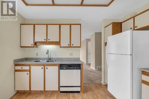 360-1260 Raymer Alder Avenue, Kelowna, BC - Indoor Photo Showing Kitchen With Double Sink
