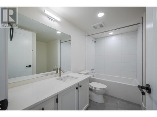 217 Elm Avenue Unit# 207, Penticton, BC - Indoor Photo Showing Bathroom