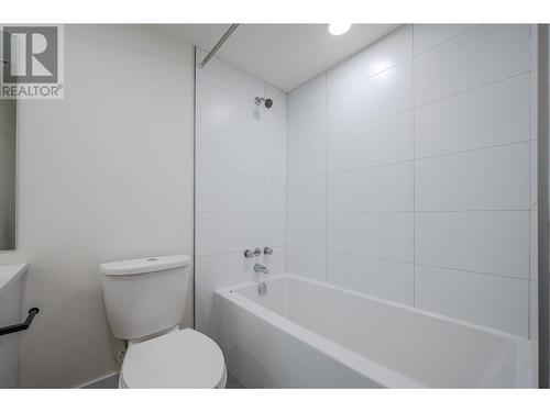 217 Elm Avenue Unit# 207, Penticton, BC - Indoor Photo Showing Bathroom