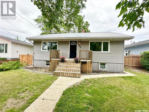 327 4Th Avenue S, Weyburn, SK - Outdoor